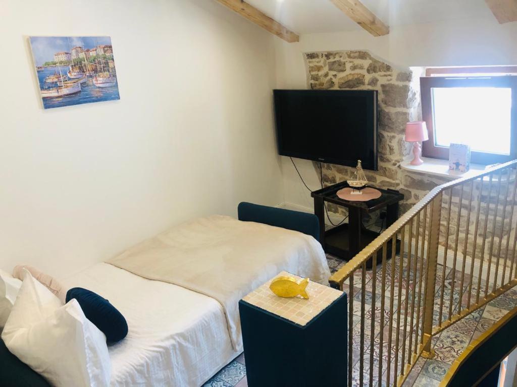 Istrian Stone House In The Heart Of The Beautiful Fishing Village Fazana - Only Few Steps From The Sea And The Wonderful Beach - Incl Plasma-Quad-Plus-Filter Against C O V I D Екстер'єр фото